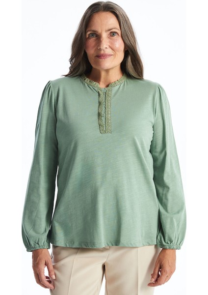 Yeni Sezon Bisiklet Yaka Nakışlı Kadın Bluz