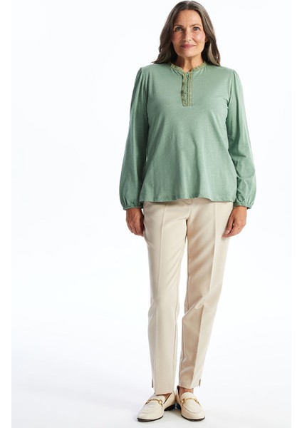 Yeni Sezon Bisiklet Yaka Nakışlı Kadın Bluz fiyatları