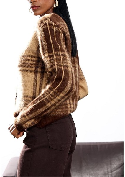 Kadın Bisiklet Yaka Düğmeli Şardonlu Kareli Desenli Yünlü Hırka fırsatları