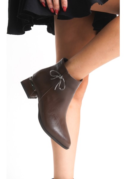 Kısa Topuklu Fermuarlı Metal Düğüm Detaylı Kadın Acı Kahve Bot Bootie