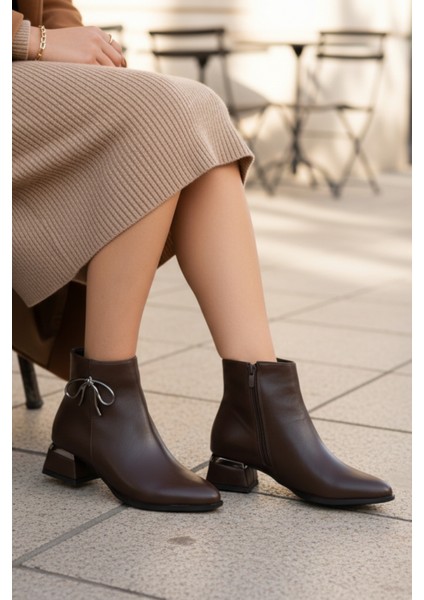 Kısa Topuklu Fermuarlı Metal Düğüm Detaylı Kadın Acı Kahve Bot Bootie fiyatları