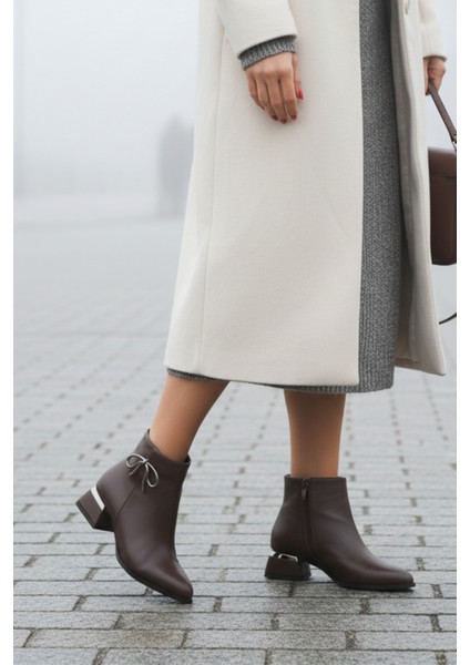 Kısa Topuklu Fermuarlı Metal Düğüm Detaylı Kadın Acı Kahve Bot Bootie fırsatları