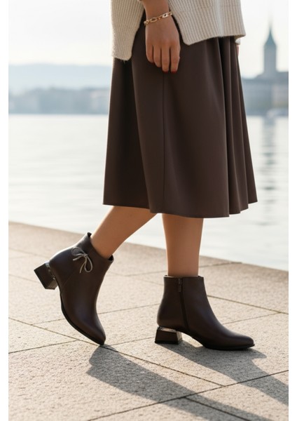 Kısa Topuklu Fermuarlı Metal Düğüm Detaylı Kadın Acı Kahve Bot Bootie