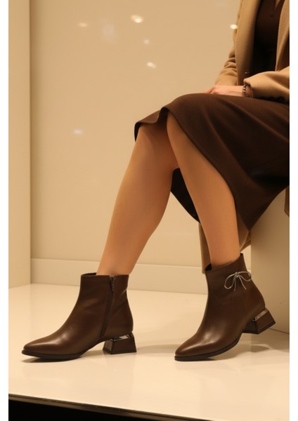 Kısa Topuklu Fermuarlı Metal Düğüm Detaylı Kadın Acı Kahve Bot Bootie