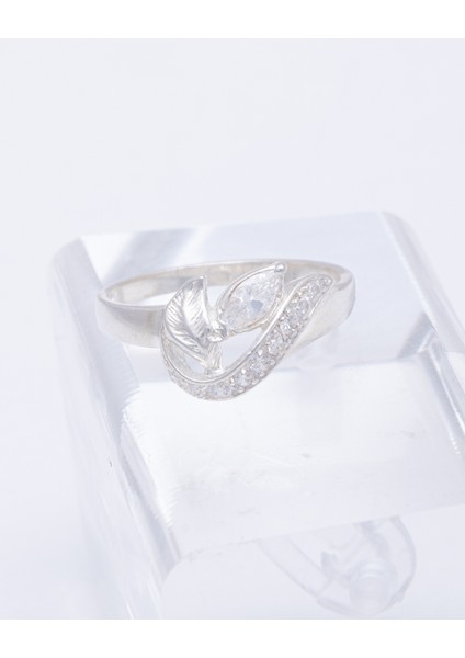 Zarif Yaprak Detaylı Tektaş Görünümlü 925 Ayar Gümüş Yüzük – Doğal Şıklığın Sembolik Hali