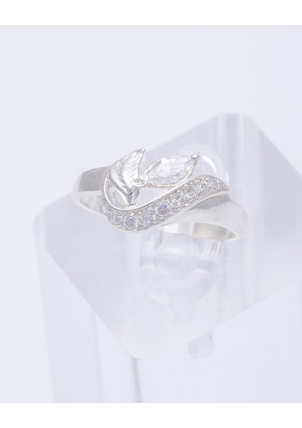 Zarif Yaprak Detaylı Tektaş Görünümlü 925 Ayar Gümüş Yüzük – Doğal Şıklığın Sembolik Hali fiyatları