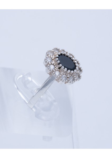 Siyah Oval Taşlı Çiçek Motifli 925 Ayar Gümüş Yüzük – Zarafet ve Şıklığın Buluşması modelleri