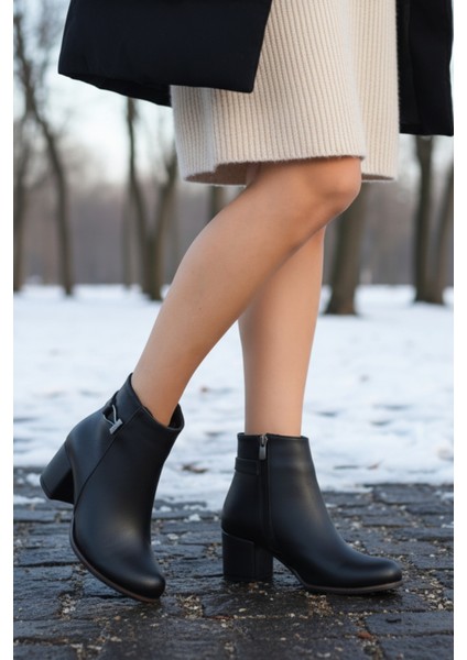 Metal Detaylı Topuklu Bilek Boy Topuklu Kadın Siyah Bot Bootie