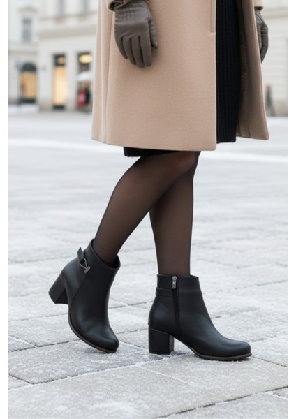 Metal Detaylı Topuklu Bilek Boy Topuklu Kadın Siyah Bot Bootie