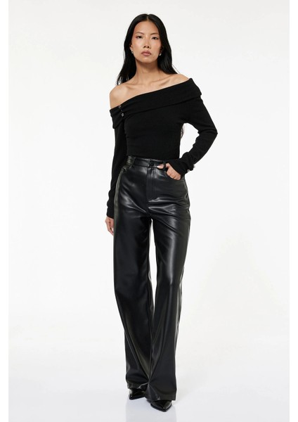 Kadın x Sibil Çetinkaya - Slim Fit Aksesuarlı Uzun Kollu Omzu Açık Bluz 6WAK80121PK