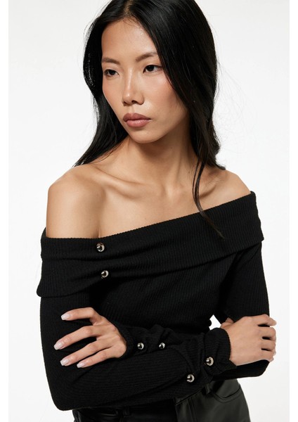 Kadın x Sibil Çetinkaya - Slim Fit Aksesuarlı Uzun Kollu Omzu Açık Bluz 6WAK80121PK fiyatları