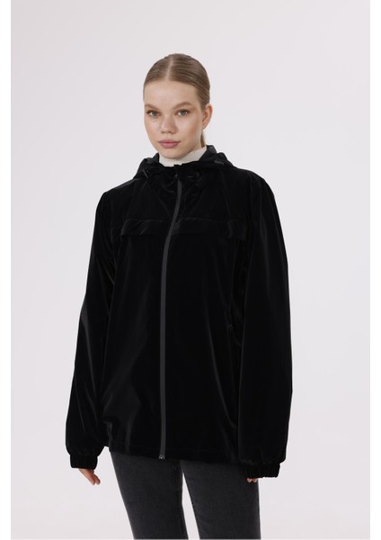 Kadın Kapüşonlu Nova Kumaş Hafif ve Dayanıklı Şık Mevsimlik Su ve Rüzgar Geçirmez Yağmurluk