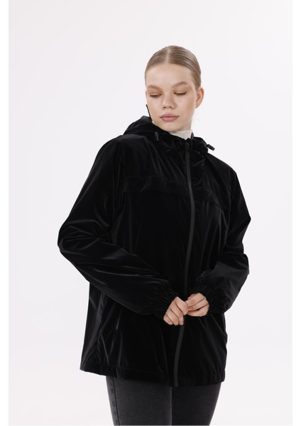 Kadın Kapüşonlu Nova Kumaş Hafif ve Dayanıklı Şık Mevsimlik Su ve Rüzgar Geçirmez Yağmurluk modelleri