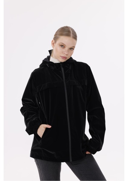 Kadın Kapüşonlu Nova Kumaş Hafif ve Dayanıklı Şık Mevsimlik Su ve Rüzgar Geçirmez Yağmurluk indirimleri