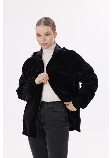 Kadın Kapüşonlu Nova Kumaş Hafif ve Dayanıklı Şık Mevsimlik Su ve Rüzgar Geçirmez Yağmurluk