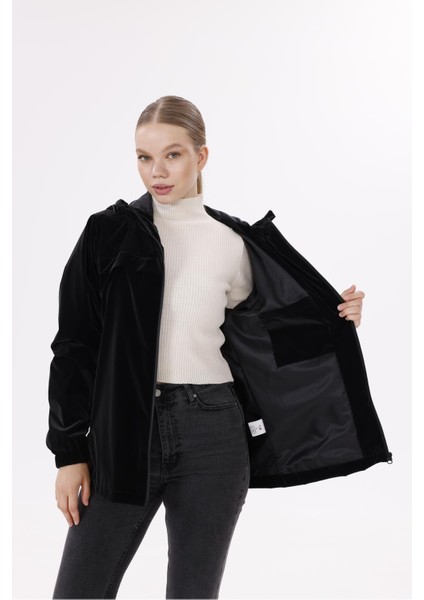 Kadın Kapüşonlu Nova Kumaş Hafif ve Dayanıklı Şık Mevsimlik Su ve Rüzgar Geçirmez Yağmurluk