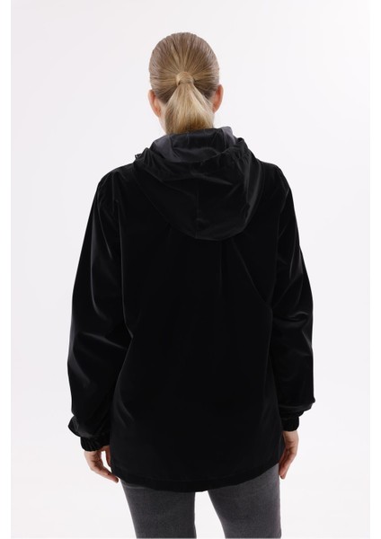 Kadın Kapüşonlu Nova Kumaş Hafif ve Dayanıklı Şık Mevsimlik Su ve Rüzgar Geçirmez Yağmurluk