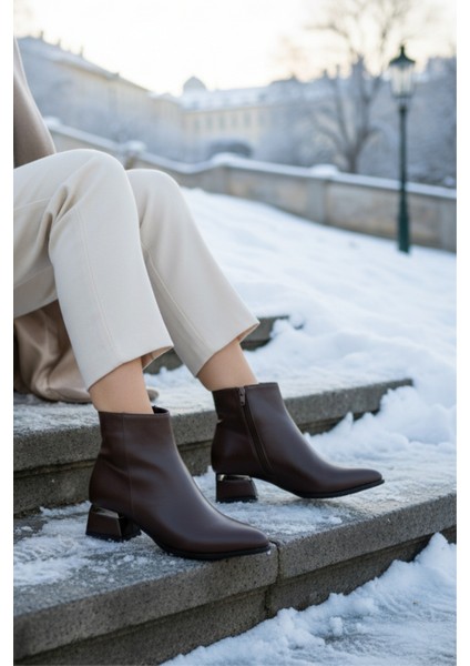 Kısa Topuklu Fermuarlı Sade Klasik Kısa Kadın Acı Kahve Bot Bootie