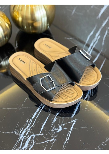 Sue Kadın Siyah Tokalı Rahat Ortopedik Anatomik Yumuşak Taban Günlük Terlik – Kaymaz Tabanlı Şık Yazlık Ev Dış Mekan Kullanıma Uygun Konforlu Model