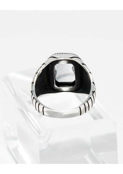 Siyah Oniks Taşlı 925 Ayar Gümüş Erkek Yüzük – Modern ve Güçlü Bir Tasarım indirimleri