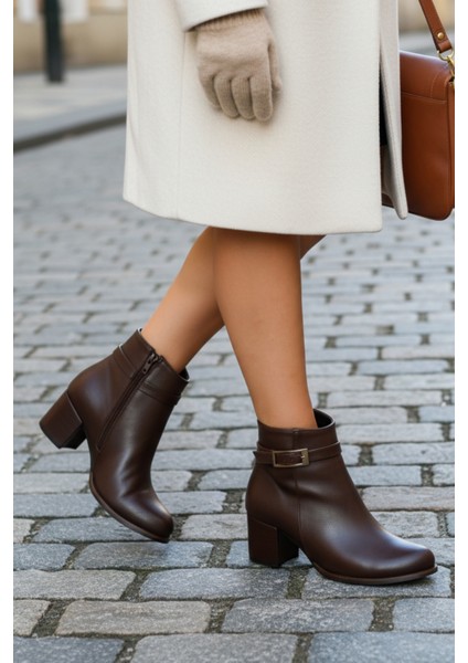 Toka Detaylı Topuklu Fermuarlı Kadın Siyah Kısa Bot Bootie fiyatları