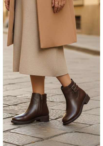 Alçak Taban Yandan Lastik ve Fermuarlı Çift Toka Detaylı Kadın Acı Kahve Bot Bootie fırsatları