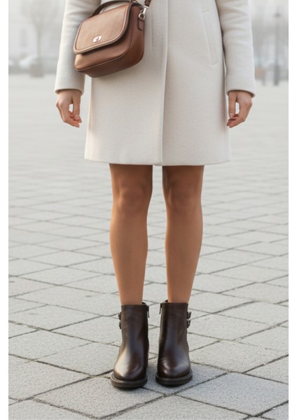 Alçak Taban Yandan Lastik ve Fermuarlı Çift Toka Detaylı Kadın Acı Kahve Bot Bootie