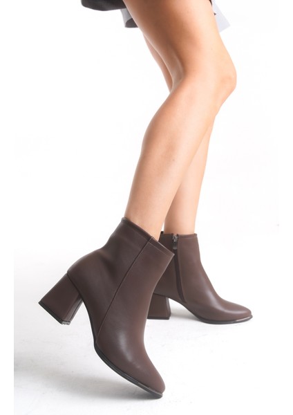 Sivri Burunlu Deri Görünümlü Cilt Acı Kahve Önü Metal Detaylı Fermuarlı Kısa Sade Klasik Bot Bootie