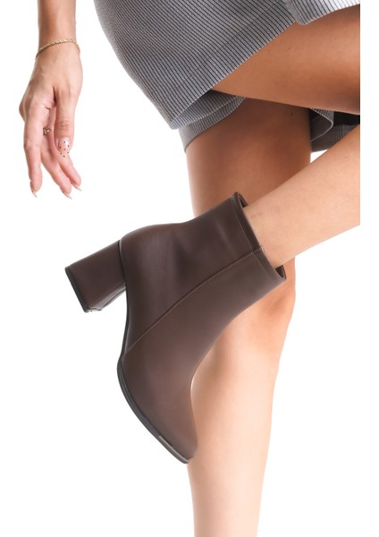 Sivri Burunlu Deri Görünümlü Cilt Acı Kahve Önü Metal Detaylı Fermuarlı Kısa Sade Klasik Bot Bootie modelleri