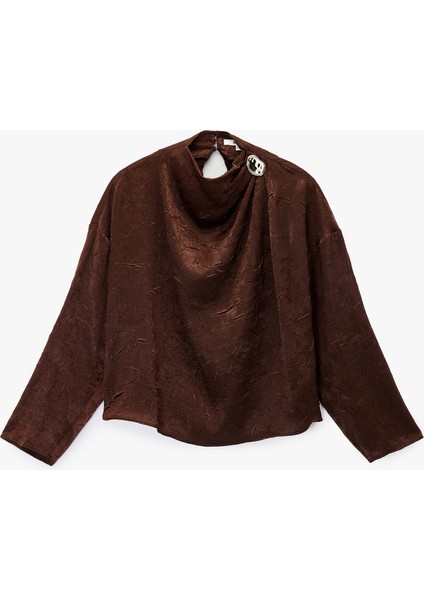 Metal Aksesuarlı Asimetrik Yaka Uzun Kollu Dokulu Saten Bluz