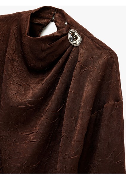 Metal Aksesuarlı Asimetrik Yaka Uzun Kollu Dokulu Saten Bluz modelleri