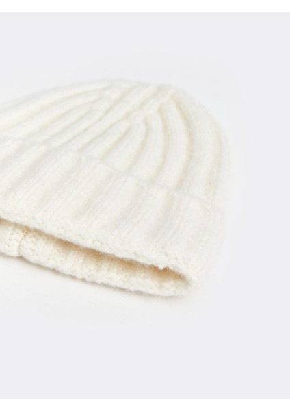 Yeni Sezon Basic Kadın Bere fırsatları