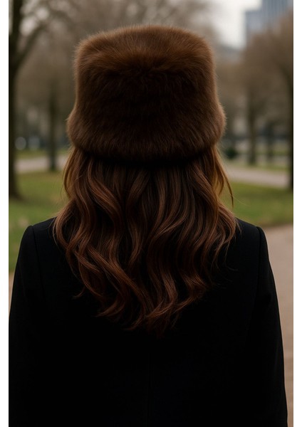 Kadın Tüylü Peluş Kışlık Şapka – Soğuk Havalar Için Trend ve Sıcak Tasarım