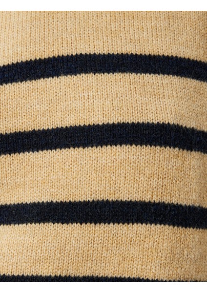 Uzun Kollu Dik Yaka Oversize Kazak