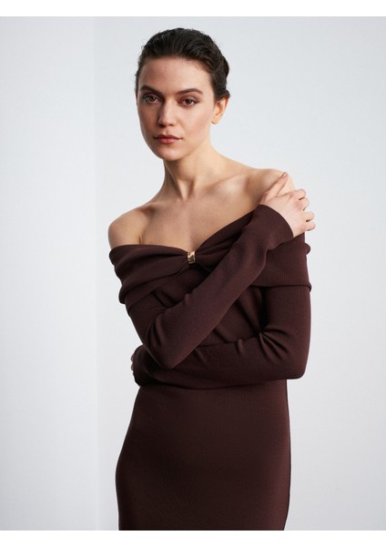 90261 Omzu Açık Fiyonk Detaylı Triko Elbise-Kahve