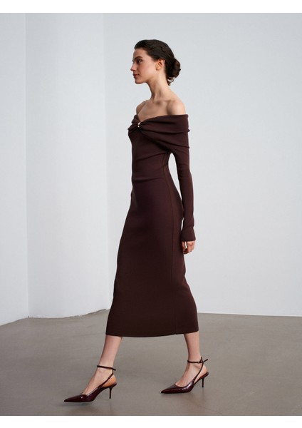 90261 Omzu Açık Fiyonk Detaylı Triko Elbise-Kahve indirimleri