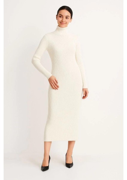Kadın Boğazlı Triko Elbise – Uzun Fitilli Esnek Dokuma, Tam Kalıp, Kışlık & Baharlık Şık Rahat Stil, 130 cm Midi Boy Elbise - Beyaz indirimleri