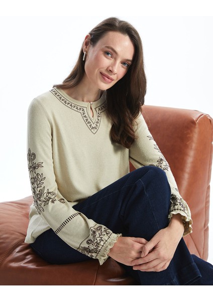 Yeni Sezon Bisiklet Yaka Nakışlı Kadın Bluz