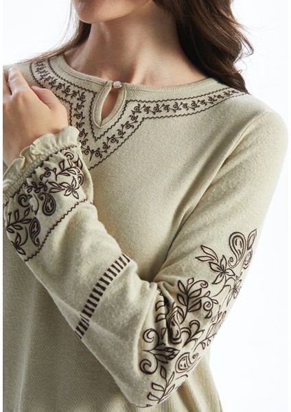 Yeni Sezon Bisiklet Yaka Nakışlı Kadın Bluz modelleri