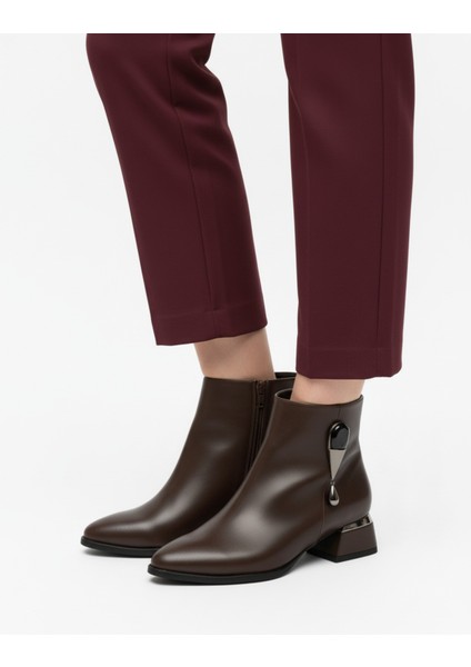 Kısa Topuklu Fermuarlı Metalli Taş Detaylı Kadın Acı Kahve Bot Bootie