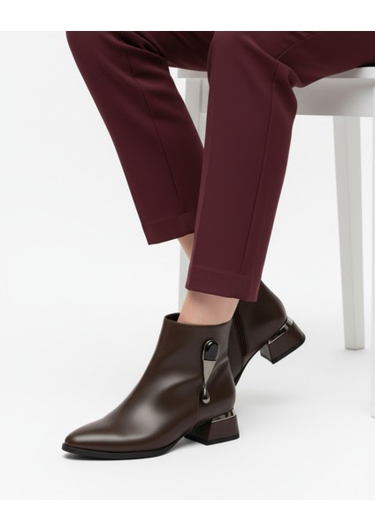Kısa Topuklu Fermuarlı Metalli Taş Detaylı Kadın Acı Kahve Bot Bootie fiyatları