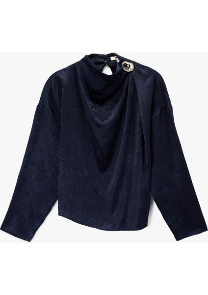 Metal Aksesuarlı Asimetrik Yaka Uzun Kollu Dokulu Saten Bluz