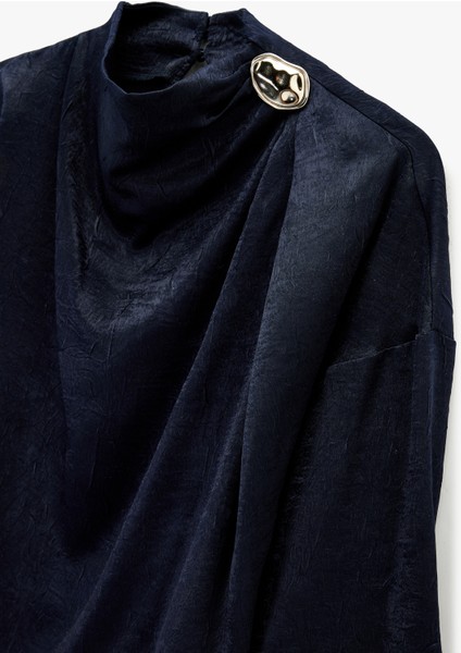 Metal Aksesuarlı Asimetrik Yaka Uzun Kollu Dokulu Saten Bluz modelleri