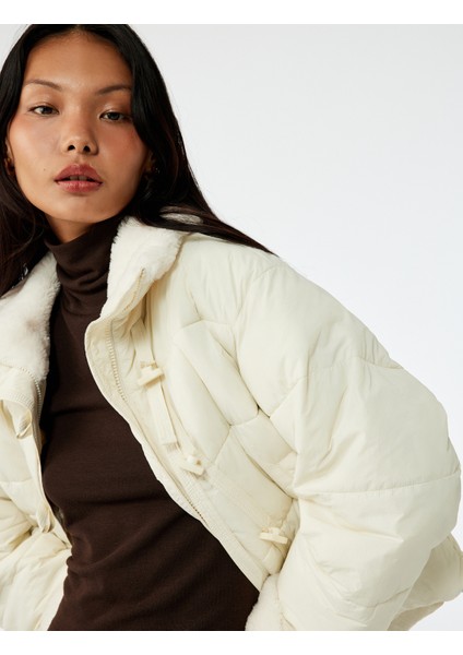 Uzun Kollu Suni Kürk Yaka Fermuarlı Cepli Kapitone Ceket