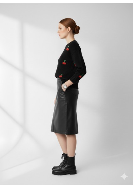 Bisiklet Yaka Üç Iplikli Kiraz Nakışlı Kazak modelleri