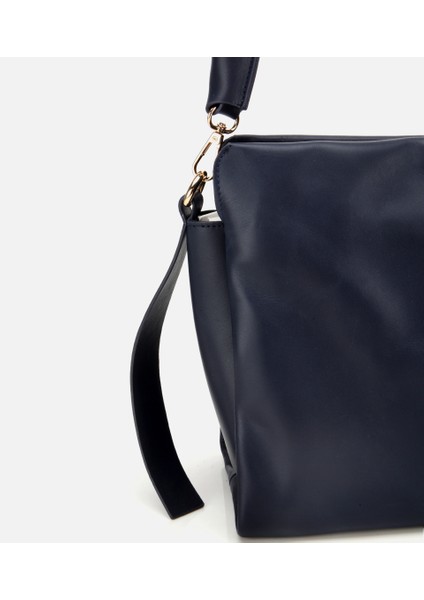 03CAH316260A680 KADIN Deri Lacivert Yumuşak Dokulu Örgü Askı Detaylı Omuz Çantası fiyatları