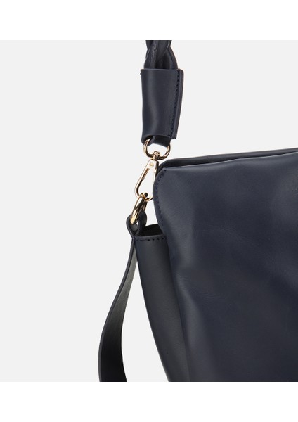 03CAH316260A680 KADIN Deri Lacivert Yumuşak Dokulu Örgü Askı Detaylı Omuz Çantası