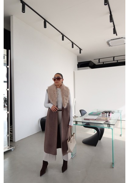 Yakası Kürk Detaylı Uzun Triko Yelek