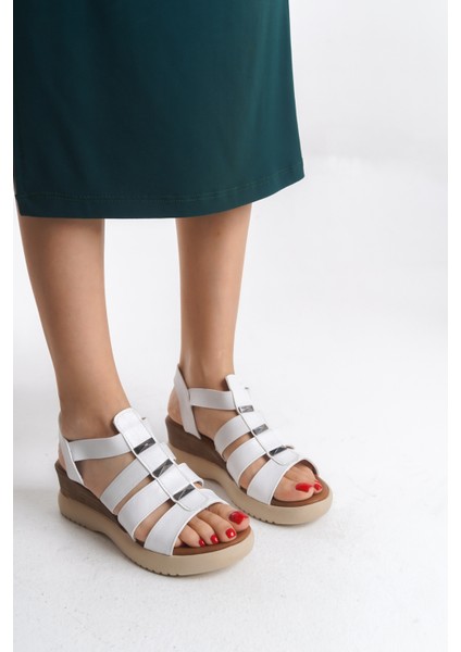 Üç Kalın Şeritli Cilt Metal Detaylı Rahat Yüksek Dolgu Topuk Beyaz Yazlık Kadın Sandalet fiyatları