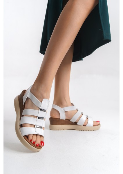 Üç Kalın Şeritli Cilt Metal Detaylı Rahat Yüksek Dolgu Topuk Beyaz Yazlık Kadın Sandalet modelleri